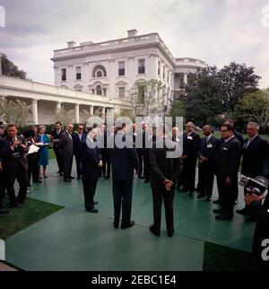 Besuch der Gesundheitsminister der lateinamerikanischen Republiken, 10:00am Uhr. Präsident John F. Kennedy besucht die Gesundheitsminister der lateinamerikanischen Republiken im Rosengarten. Zu den Besuchern gehören: Minister für Wohlfahrt und öffentliche Gesundheit Argentiniens, Dr. Tiburcio Padilla; Direktor des Nationalen Gesundheitsdienstes Boliviens, Dr. Francisco Torres Bracamonte; Minister für Gesundheit Brasiliens, Dr. Paulo Pinheiro Chagas; Minister für öffentliche Gesundheit Chiles, Dr. Benjamu00edn Cid; Minister für öffentliche Gesundheit von Kolumbien, Dr. Josu00e9 Fu00e9lix Patiu00f1o; Minister für öffentliche Gesundheit von Costa Ric Stockfoto