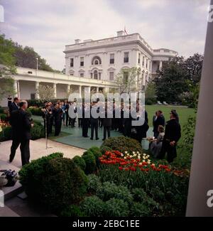 Besuch der Gesundheitsminister der lateinamerikanischen Republiken, 10:00am Uhr. Präsident John F. Kennedy besucht die Gesundheitsminister der lateinamerikanischen Republiken im Rosengarten. Zu den Besuchern gehören: Minister für Wohlfahrt und öffentliche Gesundheit Argentiniens, Dr. Tiburcio Padilla; Direktor des Nationalen Gesundheitsdienstes Boliviens, Dr. Francisco Torres Bracamonte; Minister für Gesundheit Brasiliens, Dr. Paulo Pinheiro Chagas; Minister für öffentliche Gesundheit Chiles, Dr. Benjamu00edn Cid; Minister für öffentliche Gesundheit von Kolumbien, Dr. Josu00e9 Fu00e9lix Patiu00f1o; Minister für öffentliche Gesundheit von Costa Ric Stockfoto