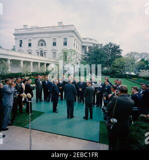 Besuch der Gesundheitsminister der lateinamerikanischen Republiken, 10:00am Uhr. Präsident John F. Kennedy besucht die Gesundheitsminister der lateinamerikanischen Republiken im Rosengarten. Zu den Besuchern gehören: Minister für Wohlfahrt und öffentliche Gesundheit Argentiniens, Dr. Tiburcio Padilla; Direktor des Nationalen Gesundheitsdienstes Boliviens, Dr. Francisco Torres Bracamonte; Minister für Gesundheit Brasiliens, Dr. Paulo Pinheiro Chagas; Minister für öffentliche Gesundheit Chiles, Dr. Benjamu00edn Cid; Minister für öffentliche Gesundheit von Kolumbien, Dr. Josu00e9 Fu00e9lix Patiu00f1o; Minister für öffentliche Gesundheit von Costa Ric Stockfoto