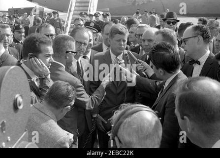 Wahlkampfreise des Kongresses: New York City, Ankunft. Präsident John F. Kennedy spricht bei der Ankunft am LaGuardia Airport in New York City, New York, während einer Wahlkampfreise des Kongresses mit Pressemitgliedern. Auch abgebildet: Kandidat für Gouverneur von New York, Robert Morgenthau; Borough President of Manhattan und Kandidat für den Generalstaatsanwalt von New York, Edward R. Dudley; White House Secret Service Agents, Arthur L. u201cArtu201d Godfrey und Walt Coughlin. Stockfoto