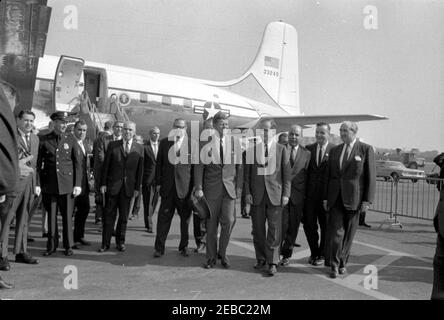 Wahlkampfreise des Kongresses: New York City, Ankunft. Präsident John F. Kennedy kommt an Bord der Air Force One auf dem LaGuardia Airport in New York City, New York, während einer Wahlkampfreise im Kongress an. Zu Fuß mit Präsident Kennedy: Kandidat für Gouverneur von New York, Robert Morgenthau; Borough Präsident von Manhattan und Kandidat für Generalstaatsanwalt von New York, Edward R. Dudley; Kandidat für Surrogate of Queens County, John T. u201cPatu201d Clancy. Stockfoto