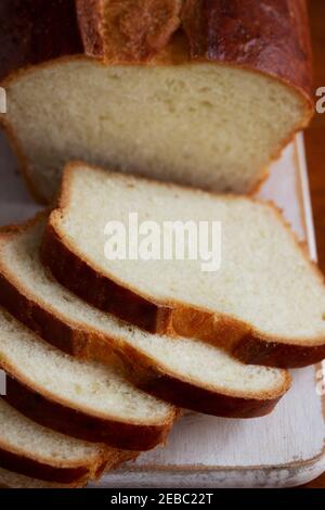 Süßes Brot und Brotscheiben auf einem Holztisch. Stockfoto