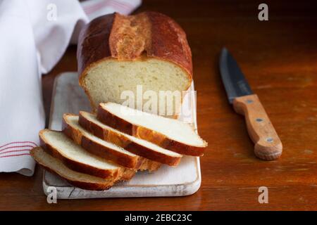 Süßes Brot und Brotscheiben auf einem Holztisch. Stockfoto