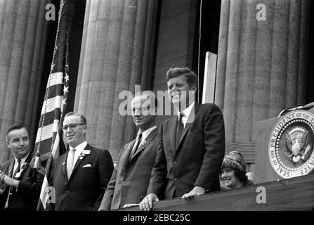 Wahlkampfreise im Kongress: Buffalo, New York, Kundgebung. Präsident John F. Kennedy nimmt an den Feierlichkeiten zum General Pulaski Memorial Day in Buffalo, New York, während einer Wahlkampfreise im Kongress Teil. Von links nach rechts: Nicht identifiziert; Vorsitzender der Erie County Democratic Party, Peter J. Crotty; Kandidat für Gouverneur von New York, Robert Morgenthau; Präsident Kennedy; nicht identifiziert. Stockfoto