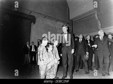 Wahlkampfreise im Kongress: Chicago, Illinois, Ankunft, Autokolonne, Adresse zum Cook County Democratic Dinner, Adresse im Eyrie Crown Theatre. Präsident John F. Kennedy steht mit drei kleinen Kindern außerhalb des McCormick Place in Chicago, Illinois, bevor er während einer Wahlkampfreise im Kongress an einem demokratischen Abendessen im Cook County teilnimmt. Stockfoto