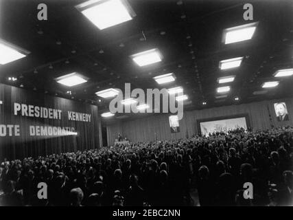 Wahlkampfreise im Kongress: Chicago, Illinois, Ankunft, Autokolonne, Adresse zum Cook County Democratic Dinner, Adresse im Eyrie Crown Theatre. Blick auf ein demokratisches Abendessen im Cook County im McCormick Place in Chicago, Illinois; Präsident John F. Kennedy besuchte das Abendessen während einer Wahlkampfreise im Kongress. Stockfoto