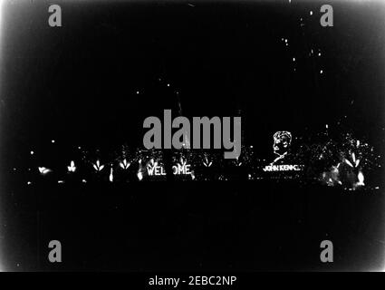 Wahlkampfreise im Kongress: Chicago, Illinois, Ankunft, Autokolonne, Adresse zum Cook County Democratic Dinner, Adresse im Eyrie Crown Theatre. Blick auf ein Feuerwerk, das Präsident John F. Kennedy während einer Wahlkampfreise im Kongress in Chicago, Illinois, willkommen heißt. Stockfoto