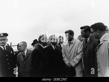 Wahlkampfreise im Kongress: Chicago, Illinois, Ankunft, Autokolonne, Adresse zum Cook County Democratic Dinner, Adresse im Eyrie Crown Theatre. Präsident John F. Kennedy besucht den Gouverneur von Illinois, Otto Kerner (rechts von Präsident Kennedy) und andere auf dem Chicago Ou0027Hare International Airport in Chicago, Illinois, während einer Wahlkampfreise im Kongress. Joe Paolella, Geheimagent des Weißen Hauses, steht im Hintergrund. Stockfoto