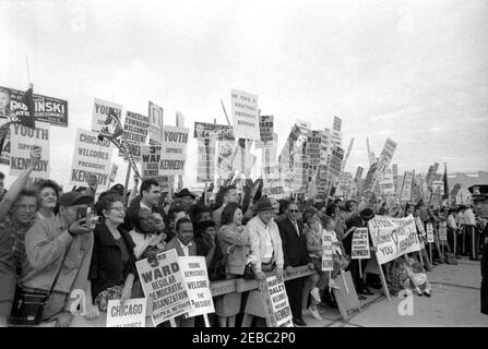 Wahlkampfreise im Kongress: Chicago, Illinois, Ankunft, Autokolonne, Adresse zum Cook County Democratic Dinner, Adresse im Eyrie Crown Theatre. Menschenmassen Grenzen am Chicago Ou0027Hare International Airport in Chicago, Illinois, für die Ankunft von Präsident John F. Kennedy; Präsident Kennedy reiste nach Chicago im Rahmen einer Kongresskampagne Reise. Stockfoto