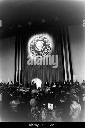 Wahlkampfreise im Kongress: Chicago, Illinois, Ankunft, Autokolonne, Adresse zum Cook County Democratic Dinner, Adresse im Eyrie Crown Theatre. Präsident John F. Kennedy (auf der Bühne, rechts vom Rednerpult) nimmt während einer Wahlkampfreise im Kongress am McCormick Place in Chicago, Illinois, an einem demokratischen Abendessen im Cook County Teil. Stockfoto