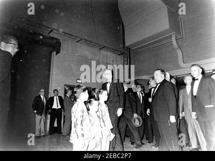 Wahlkampfreise im Kongress: Chicago, Illinois, Ankunft, Autokolonne, Adresse zum Cook County Democratic Dinner, Adresse im Eyrie Crown Theatre. Präsident John F. Kennedy nimmt an einem demokratischen Abendessen im Cook County im McCormick Place in Chicago, Illinois, während einer Wahlkampfreise im Kongress Teil. Der Bürgermeister von Chicago, Richard J. Daley, und der Vertreter Sidney R. Yates (Illinois) stehen rechts; drei kleine Kinder stehen in der Mitte links. Stockfoto