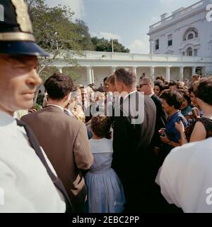 Besuch der Fulbright Austauschlehrer, 9:30am Uhr. Präsident John F. Kennedy (Mitte, teilweise versteckt) begrüßt eine Gruppe von Fulbright-Austauschlehrern im Rosengarten des Weißen Hauses, Washington, D.C. Stockfoto