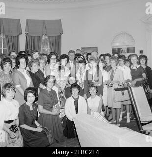 Besuch von Senator Hubert H. Humphrey, Jr. (Minnesota) u0026 eine Gruppe, die das Weiße Haus bereist. Präsident John F. Kennedy und Senator Hubert H. Humphrey von Minnesota (teilweise rechts versteckt) stehen im Oval Office mit einer Gruppe, die das Weiße Haus bereist. Washington, D.C. Stockfoto