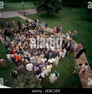 Besuch der Teilnehmer des Experiments in International Living, 12:00pm Uhr. Präsident John F. Kennedy (von oben gesehen, in der Menschenmenge im Zentrum) besucht die Teilnehmer des Experiments in International Living. Auch im Bild: Asha Mirchandani; National Park Service (NPS) Fotograf, Abbie Rowe; Chef der Polizei des Weißen Hauses, Major Ralph C. u0022Smokeyu0022 Stover; White House Korrespondent für United Press International (UPI), Helen Thomas; Filmfotograf für Columbia Broadcasting System (CBS), Tom J. Craven, Jr.; Newsreel Fotograf für United Press Movietone, Thomas J. Cr Stockfoto