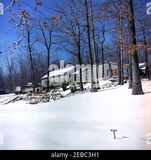 Camp David im Schnee, Aussicht. Aspen Lodge, die Residenz des Präsidenten im Camp David in Frederick County, Maryland. [Die Verfärbung im unteren Teil des Bildes ist das Original des Negativs.] Stockfoto