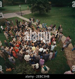 Besuch der Teilnehmer des Experiments in International Living, 12:00pm Uhr. Präsident John F. Kennedy (von oben gesehen, in der Menschenmenge im Zentrum) besucht die Teilnehmer des Experiments in International Living. Auch im Bild: Asha Mirchandani; National Park Service (NPS) Fotograf, Abbie Rowe; Chef der Polizei des Weißen Hauses, Major Ralph C. u0022Smokeyu0022 Stover; White House Korrespondent für United Press International (UPI), Helen Thomas; Filmfotograf für Columbia Broadcasting System (CBS), Tom J. Craven, Jr.; Newsreel Fotograf für United Press Movietone, Thomas J. Cr Stockfoto