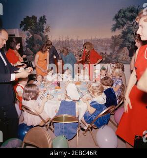 Geburtstagsfeier für Caroline Kennedy und John F. Kennedy, Jr.. Präsident John F. Kennedy und First Lady Jacqueline Kennedy besuchen eine gemeinsame Geburtstagsfeier für ihre Kinder, Caroline Kennedy und John F. Kennedy, Jr.; Präsident Kennedy (teilweise versteckt) und Mrs. Kennedy stehen hinter John, Jr. (sitzt in der Mitte links). Kennedy-Freund, Shawn Spröde, sitzt auf der rechten Seite; White House Butler, Eugene Allen, steht ganz links. Presidentu2019s Esszimmer (Residenz), White House, Washington, D.C. Stockfoto