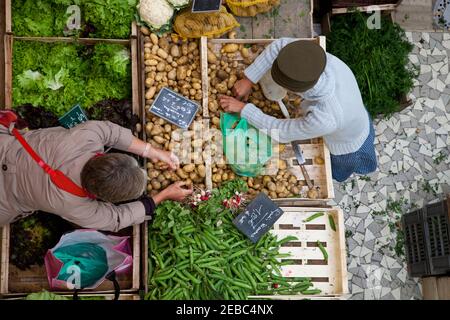 Bunter Gemüsemarkt Blick von oben in der Normandie, Frankreich Stockfoto