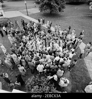 Besuch der Teilnehmer des Experiments in International Living, 12:00pm Uhr. Präsident John F. Kennedy (von oben gesehen, in Menschenmenge in der Mitte rechts) besucht mit Teilnehmern des Experiments in International Living-Programms. Auch im Bild: Asha Mirchandani; National Park Service (NPS) Fotograf, Abbie Rowe; Chef der Polizei des Weißen Hauses, Major Ralph C. u0022Smokeyu0022 Stover; White House Korrespondent für United Press International (UPI), Helen Thomas; Filmfotograf für Columbia Broadcasting System (CBS), Tom J. Craven, Jr.; Wochenschau-Fotograf für United Press Movieton, Thomas Stockfoto