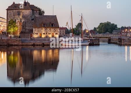 La Lieutenance und Reflexion im Alten Hafen, Honfleur, Frankreich Stockfoto