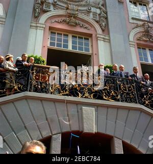 Europareise: Deutschland, Bonn: Rathaus, Festlichkeiten und Bemerkungen, 1:25pm Uhr. Präsident John F. Kennedy (Mitte links) steht auf der Landung vor dem Alten Rathaus in Bonn. Rechts von Präsident Kennedy (L-R): Bundeskanzler der Bundesrepublik Deutschland, Konrad Adenauer; Außenminister von Deutschland, Gerhard Schru00f6der (teilweise verdeckt); nicht identifiziert; westdeutscher Botschafter in den Vereinigten Staaten, Karl Heinrich Knappstein; Geheimagent des Weißen Hauses, Gerald A. u201cJerryu201d Behn; US-Chef des Protokolls, Angier Biddle Duke. Stockfoto