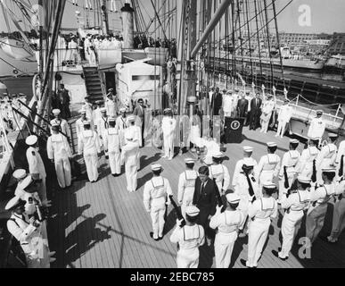 Präsident Kennedy inspiziert die US-Küstenwache (USCG) Barke Eagle, 10:43am Uhr. Präsident John F. Kennedy inspiziert die Kadetten der United States Coast Guard Academy während eines Besuchs der United States Coast Guard (USCG) Trainingsbarke, u201cEagle.u201d ebenfalls im Bild: Vizepräsident Lyndon B. Johnson; Finanzminister C. Douglas Dillon; Kommandant der USCG, Admiral Edwin J. Roland; Assistant Secretary of the Treasury, James A. Reed; Naval Aide to the President, Captain Tazewell Shepard; White House Secret Service Agent, John Campion. Pier Zwei, Washington Navy Yard Annex, Washingto Stockfoto