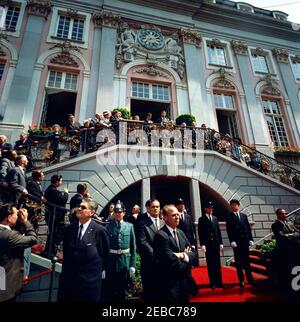 Europareise: Deutschland, Bonn: Rathaus, Festlichkeiten und Bemerkungen, 1:25pm Uhr. Präsident John F. Kennedy (Mitte, auf der obersten Landestelle) hält Bemerkungen vor dem Alten Rathaus in Bonn (Bundesrepublik). Ebenfalls oben auf der Landung: Bundeskanzler der Bundesrepublik, Konrad Adenauer (teilweise verdeckt); Bürgermeister von Bonn, Wilhelm Daniels; Direktor des Radio im amerikanischen Sektor (RIAS) in Berlin und Übersetzer für Präsident Kennedy, Robert Lochner; Botschafter der Bundesrepublik Deutschland in den Vereinigten Staaten, Karl Heinrich Knappstein; Geheimagent des Weißen Hauses, Gerald A. u201cJerryu201d Behn. Stockfoto