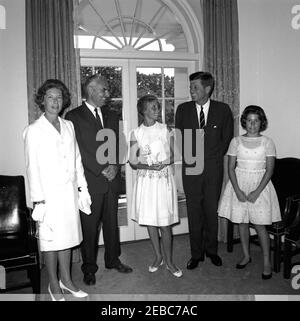 Besuch der Cushman-Familie aus Northbrook, Illinois, mit Rotary International Austauschstudentin Luisa Spadaccini aus Brasilien. Präsident John F. Kennedy besucht die Familie Cushman aus Northbrook, Illinois, und Luisa Spadaccini, eine Rotary International Austauschstudentin aus Brasilien. Von links nach rechts: Dorothy Cushman; J. Kent Cushman; Ms. Spadaccini vom Rotary Club Rio de Janeiro; Präsidentin Kennedy; Susan Cushman. Cabinet Room, White House, Washington, D.C. [Unten des Negativs befinden sich Überlappungen von einem unbekannten Bild.] Stockfoto