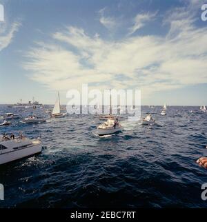 Präsident Kennedy beobachtet das 1st Americau0027s Cup Race. Zuschauerboote versammeln sich, um das erste Rennen des Cup 1962 Americau2019s vor der Küste von Newport, Rhode Island, zu beobachten. Stockfoto