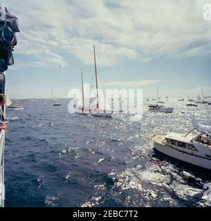 Präsident Kennedy beobachtet das 1st Americau0027s Cup Race. Zuschauerboote versammeln sich, um das erste Rennen des Cup 1962 Americau2019s vor der Küste von Newport, Rhode Island, zu beobachten. Stockfoto