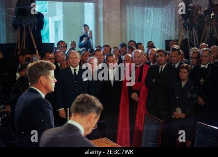 Europareise: Deutschland, Bonn: Villa Hammerschmidt, Friedenskorps-Zeremonie, 11:40am Uhr. Präsident John F. Kennedy (ganz links) hält bei einer Festveranstaltung zur Gründung des Deutschen Entwicklungsdienstes (German Development Service) in der Villa Hammerschmidt Rede; Direktor des Radio im amerikanischen Sektor (RIAS) in Berlin und Übersetzer von Präsident Kennedy, Robert Lochner, steht rechts vom Präsidenten. Ebenfalls im Bild: Bundesminister für wirtschaftliche Zusammenarbeit und Entwicklung Deutschlands, Walter Scheel; Generalsekretär des Internationalen Friedenskorps, Richard Goodwin; Weißes Haus sec Stockfoto