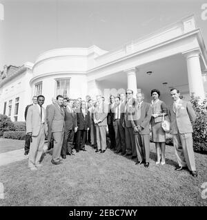 Besuch der Teilnehmer des Internationalen Rundfunkseminars, 10:10am Uhr. Präsident John F. Kennedy (sehr zurück) posiert mit den Teilnehmern am International Broadcasters Seminar während ihres Besuchs im Weißen Haus. West Wing Lawn, White House, Washington, D.C. Stockfoto