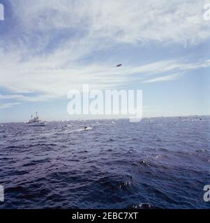 Präsident Kennedy beobachtet das 1st Americau0027s Cup Race. Ein Cutter der US-Küstenwache und ein Zuschauerboot versammeln sich, um das erste Rennen des 1962 Americau2019s Cup vor der Küste von Newport, Rhode Island, zu beobachten; der Goodyear Blimp ist oben rechts zu sehen. Stockfoto