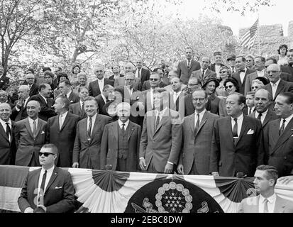 Wahlkampfreise im Kongress: New York City, Columbus Day Parade. Präsident John F. Kennedy nimmt an der Columbus Day Parade auf der Fifth Avenue in New York City, New York, Teil; Präsident Kennedy reiste nach New York als Teil einer Kongresskampagne Reise. Erste Reihe des Überprüfungsstandes (L-R): Nicht identifiziert; Generalstaatsanwalt von New York, Louis J. Lefkowitz; Vizegouverneur von New York, Malcolm Wilson; Gouverneur von New York, Nelson A. Rockefeller; Botschafter von Italien, Sergio Fenoaltea; Präsident Kennedy; Kandidat für Gouverneur von New York, Robert Morgenthau; Bürgermeister von New York City, Robert F. Wagner; uni Stockfoto