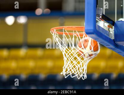Toronto 2015 Pan am oder Pan American Games, Frauen Basketball: Eine geschmolzene Ball in das Netz oder Eimer in einem Basketballplatz mit leeren Sitzen Stockfoto