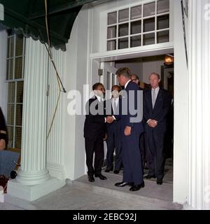 Treffen mit Haile Selassie I., Kaiser von Äthiopien, 4:33pm. Präsident John F. Kennedy schüttelt nach einem Treffen die Hände mit Kaiser von Äthiopien, Haile Selassie I. Der amtierende äthiopische Außenminister Ketema Yifu steht zwischen Präsident Kennedy und Kaiser Selassie; der US-Protokollchef Angier Biddle Duke steht ganz rechts. Eingang im Westflügel, weißes Haus, Washington, D.C. Stockfoto