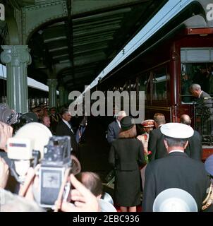 Zeremonie zur Ankunft von Haile Selassie I., Kaiser von Äthiopien, 12:00pm Uhr. Präsident John F. Kennedy und First Lady Jacqueline Kennedy (beide rechts, Rücken zur Kamera) begrüßen den äthiopischen Kaiser Haile Selassie I. bei seiner Ankunft im Zug am Union Station in Washington, D.C., ebenfalls im Bild: Imru Haile Selassie, zweiter Cousin von Kaiser Selassie; US-Chef des Protokolls, Angier Biddle Duke; U.S. Deputy Chief of Protocol, William J. Tonesk; Naval Aide to the President, Captain Tazewell Shepard; White House Secret Service Agenten, Jack Ready und Roy Kellerman. Stockfoto