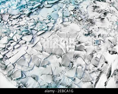 Draufsicht auf Eis-Hummock und Risse am zugefrorenen Baikalsee, Russland Stockfoto
