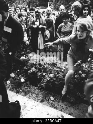 Besuch der Teilnehmer des Experiments in International Living, 12:00pm Uhr. Eine nicht identifizierte Frau (ganz rechts) klettert über eine Hecke auf dem Westflügel Rasen des Weißen Hauses, während eines Besuches der Teilnehmer am Experiment in International Living Programm; andere Teilnehmer, darunter Asha Mirchandani aus Indien (fünfte von rechts), stehen im Hintergrund. Washington, D.C. Stockfoto