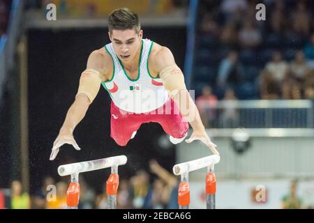Daniel Corral Barron tritt in den parallelen Takten während des auf Finale des gymnastischen künstlerischen Wettbewerbs der Toronto Pan American Games 2015 Stockfoto