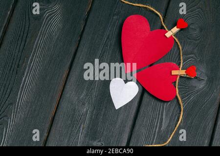 Rotes Papier herzen Medien Liebe Auf alte hölzerne Stockfoto