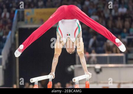 Daniel Corral Barron tritt in den parallelen Takten während des auf Finale des gymnastischen künstlerischen Wettbewerbs der Toronto Pan American Games 2015 Stockfoto
