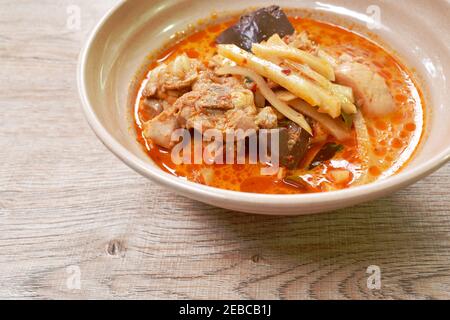 Würzig gekochte Scheibe frischen Bambus schießen mit Huhn und Blut In Kokosmilch Currysuppe auf Schüssel Stockfoto