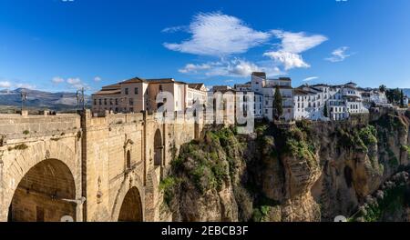 Ronda, Spanien - 1. Februar 2021: Blick auf die Altstadt von Ronda und den Puente Nuevo über die Schlucht El Tajo Stockfoto