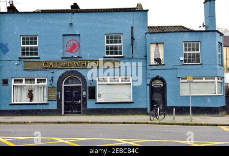 Pub (Cat and Wheel) während der Pandemiesperre covid-19 mit leichtem Schneefall für Kunden geschlossen, Großbritannien Stockfoto