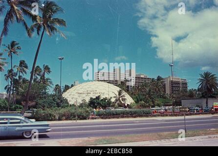 Reise in die westlichen Staaten: Honolulu, Hawaii, Adresse zur U.S. Conference of Mayors im Hilton Hawaiian Village Hotel, 4:33pm Uhr. Außenansicht des Hilton Hawaiian Village Hotel in Honolulu, Hawaii. Die geodätische Aluminiumkuppel aus dem Jahr hotelu0027s ist in der Mitte sichtbar. Stockfoto