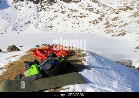 Angle Tarn ist ein tarn im Norden von Bowfell wild camping. Winterzeit. Der Nationalpark Seengebiet. Cumbria. England. VEREINIGTES KÖNIGREICH Stockfoto