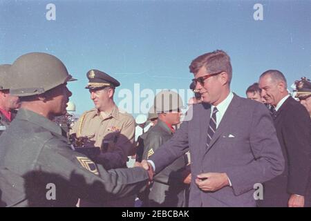 Reise nach Western States: White Sands Missile Range, New Mexico. Präsident John F. Kennedy (mit Sonnenbrille) schüttelt sich die Hände mit Sergeant First Class Harman D. Swits, III (links), der Präsident Kennedy ein maßstabsgemaßtes Modell der Sergeant-Rakete im White Sands Missile Range in White Sands, New Mexico, überreichte; der Präsident besuchte White Sands, um Raketendemonstrationen zu sehen. Ebenfalls im Bild: Militärhilfe für den Präsidenten, General Chester V. Clifton (mit Sergeant Raketenmodell); Sergeant First Class Jimmie Grimes; Vice President Lyndon B. Johnson. [Siehe auch MO 63,2019, u0022Model von Serge Stockfoto