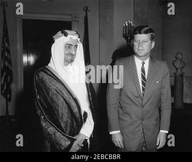 Mittagessen zu Ehren von Faisal ibn Abdul Aziz Al Saud, Kronprinz von Saudi-Arabien, 1:05pm Uhr. Präsident John F. Kennedy steht mit Kronprinz von Saudi-Arabien, Faisal ibn Abdul Aziz Al Saud (links), in der Eingangshalle des Weißen Hauses, Washington, D.C. während eines Mittagesses zu Ehren von Kronprinz Faisal. Stockfoto