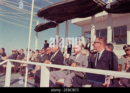 Reise nach Western States: White Sands Missile Range, New Mexico. Präsident John F. Kennedy (Mitte links, mit Sonnenbrille) sieht Raketendemonstrationen an der White Sands Missile Range in White Sands, New Mexico. Rechts von Präsident Kennedy in der ersten Reihe (von links nach rechts) sitzend: Vizepräsident Lyndon B. Johnson (mit Sonnenbrille); Senator Ralph W. Yarborough (Texas); Senator Strom Thurmond (South Carolina); Repräsentant Ed Foreman (Texas). Ebenfalls im Bild: Gouverneur von New Mexico, Jack Campbell; Stabschef der United States Army, General Earle G. Wheeler; Naval Aide to the President, Capt Stockfoto